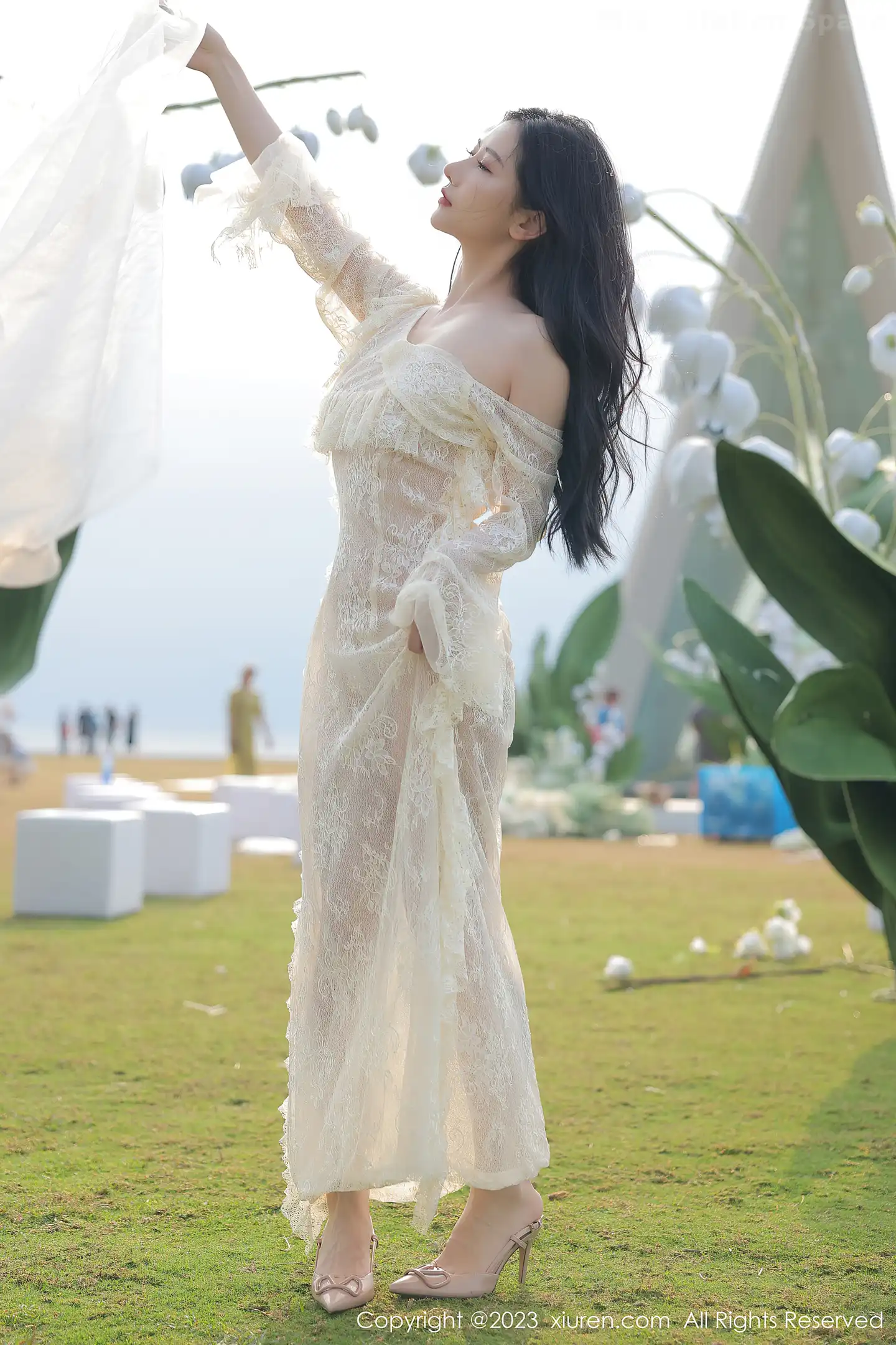 图片[4]-[XiuRen秀人网]2023.02.22 VOL.6303 模特尹甜甜海南旅拍性感白色蕾丝婚纱透视秀完美身材诱惑写真54P-秀人网官方网站